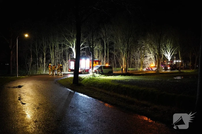 Brandweer doorzoekt sloot na auto te water