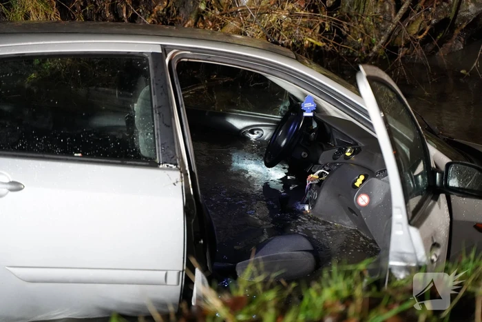 Brandweer doorzoekt sloot na auto te water