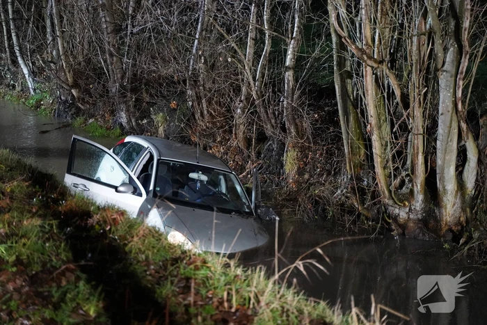 Brandweer doorzoekt sloot na auto te water