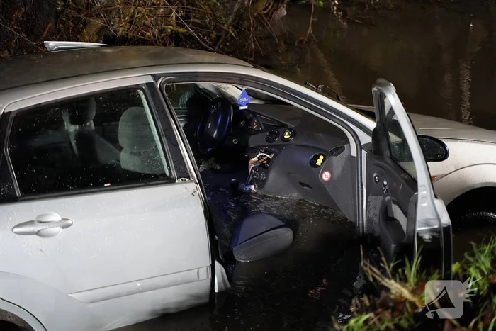 Brandweer doorzoekt sloot na auto te water