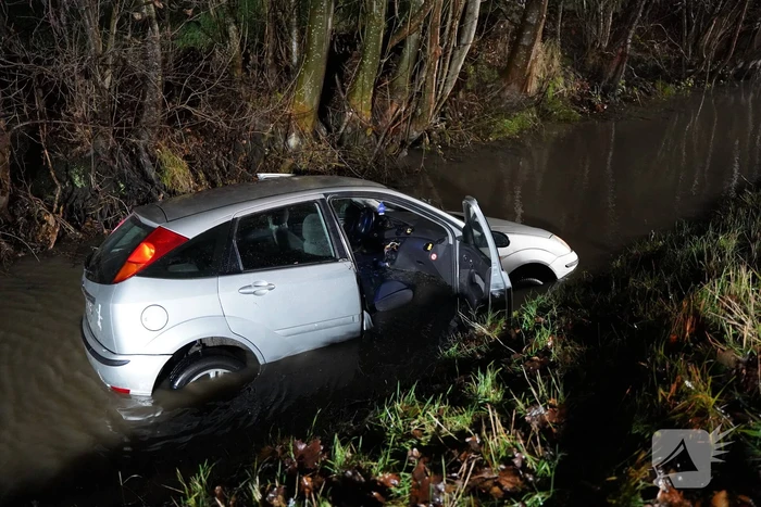 Brandweer doorzoekt sloot na auto te water