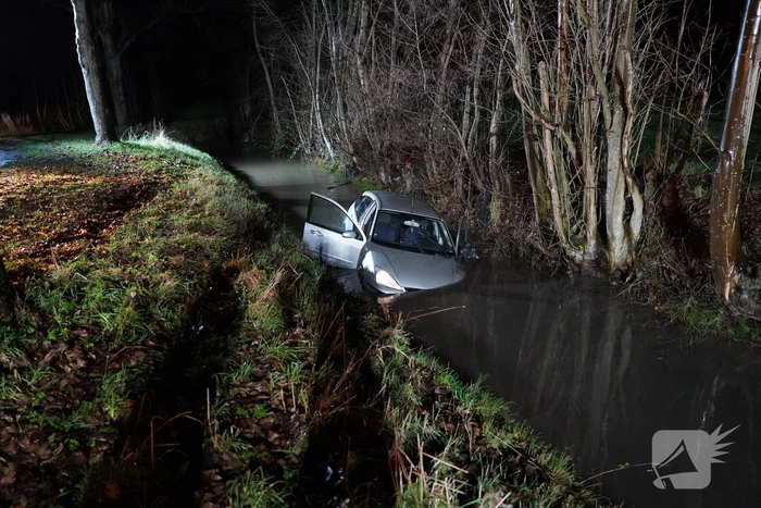 Brandweer doorzoekt sloot na auto te water