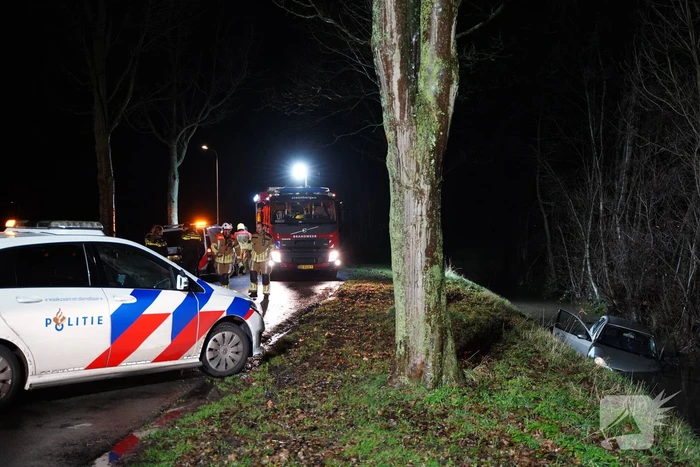 Brandweer doorzoekt sloot na auto te water