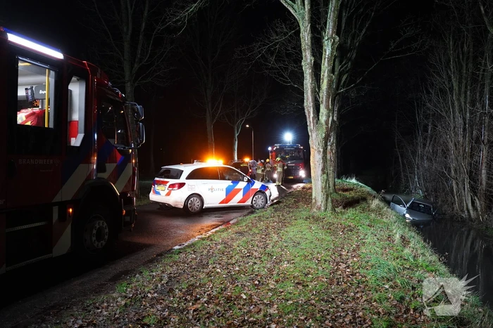 Brandweer doorzoekt sloot na auto te water