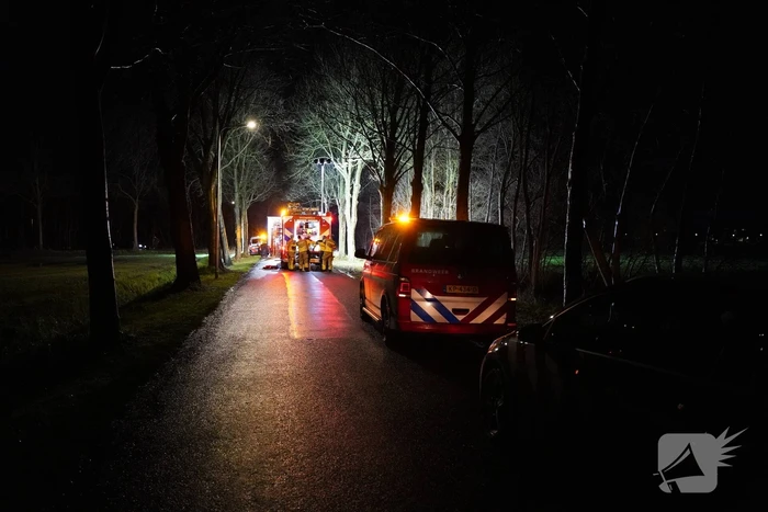 Brandweer doorzoekt sloot na auto te water