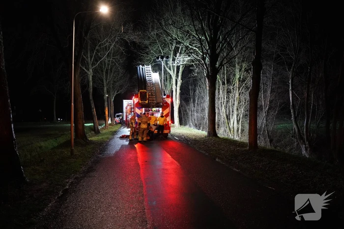 Brandweer doorzoekt sloot na auto te water
