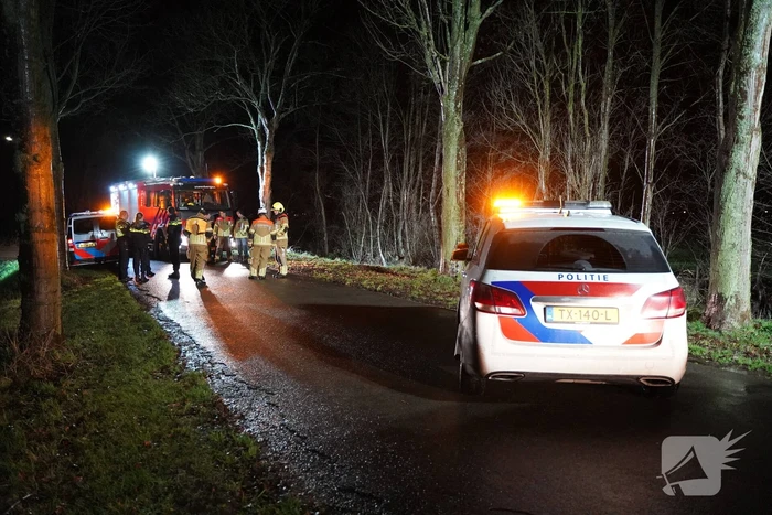 Brandweer doorzoekt sloot na auto te water