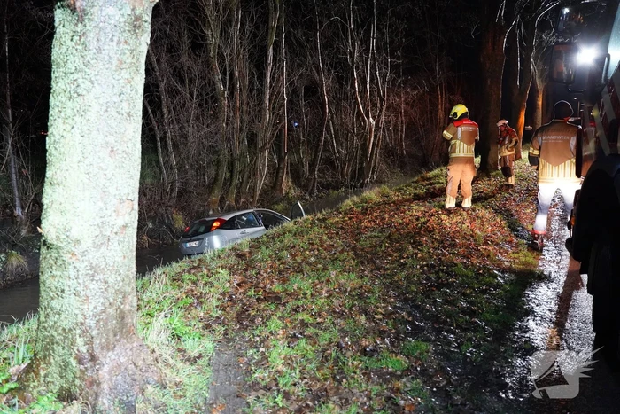 Brandweer doorzoekt sloot na auto te water