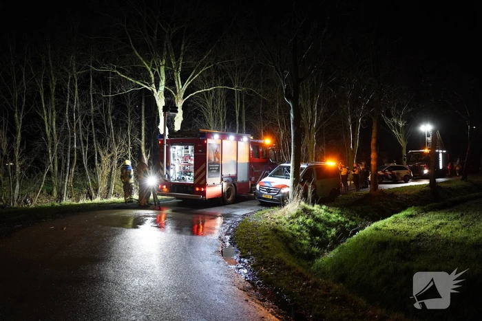 Brandweer doorzoekt sloot na auto te water
