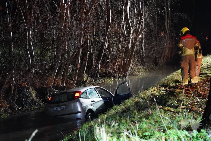 Brandweer doorzoekt sloot na auto te water