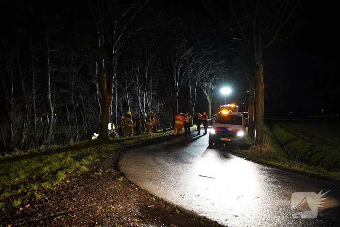 Brandweer doorzoekt sloot na auto te water