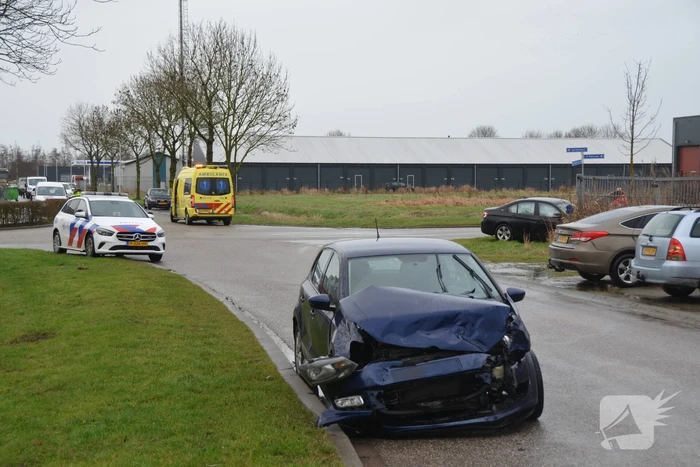 Flinke schade na botsing tussen twee personenwagens op kruising