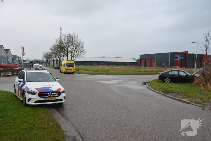 Flinke schade na botsing tussen twee personenwagens op kruising