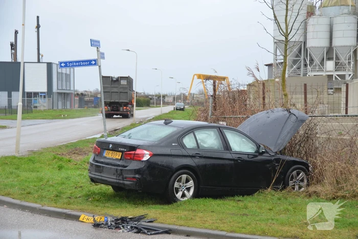 Flinke schade na botsing tussen twee personenwagens op kruising