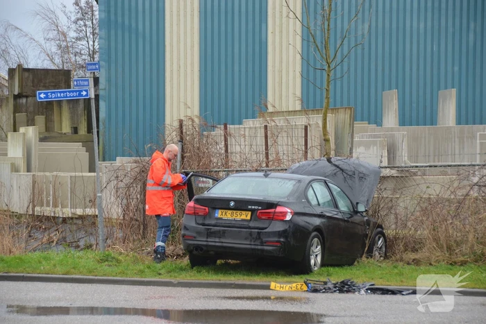 Flinke schade na botsing tussen twee personenwagens op kruising