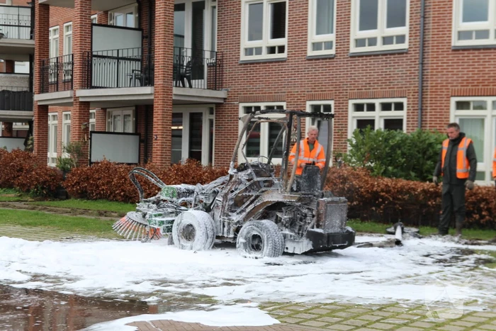 Veegmachine verwoest door uitslaande brand