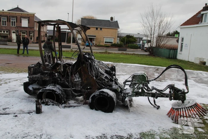 Veegmachine verwoest door uitslaande brand