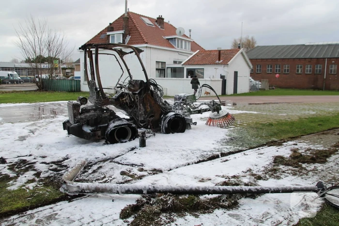 Veegmachine verwoest door uitslaande brand