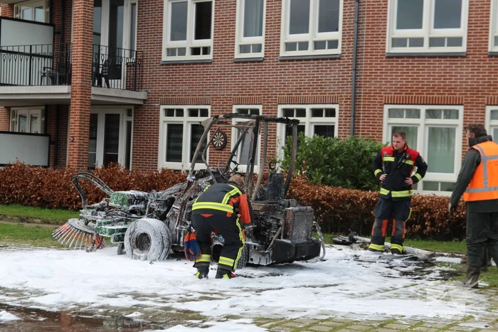 Veegmachine verwoest door uitslaande brand