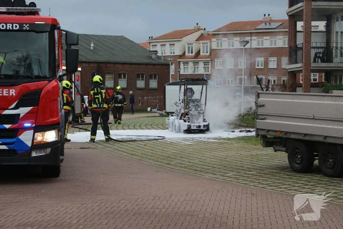 Veegmachine verwoest door uitslaande brand