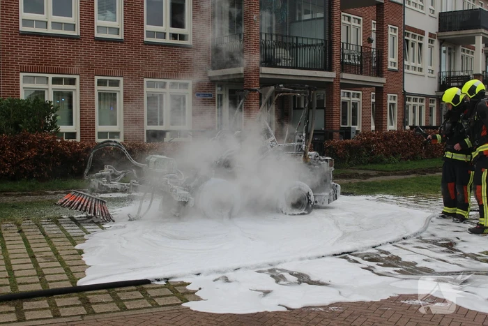 Veegmachine verwoest door uitslaande brand