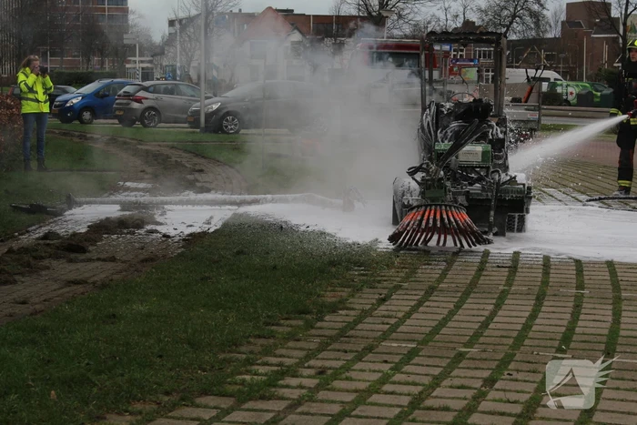 Veegmachine verwoest door uitslaande brand