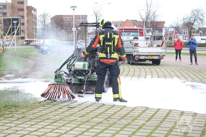 Veegmachine verwoest door uitslaande brand