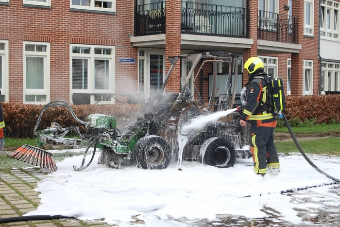 Veegmachine verwoest door uitslaande brand