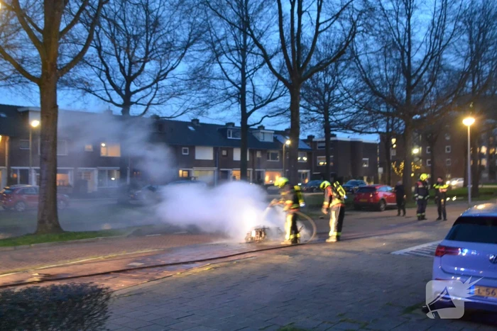 Scooter brandt volledig uit in woonwijk