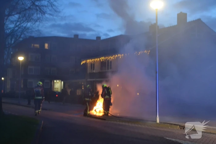 Scooter brandt volledig uit in woonwijk