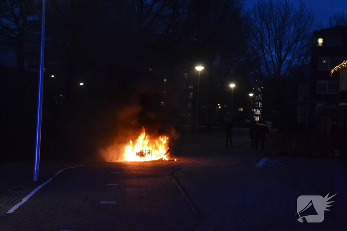 Scooter brandt volledig uit in woonwijk