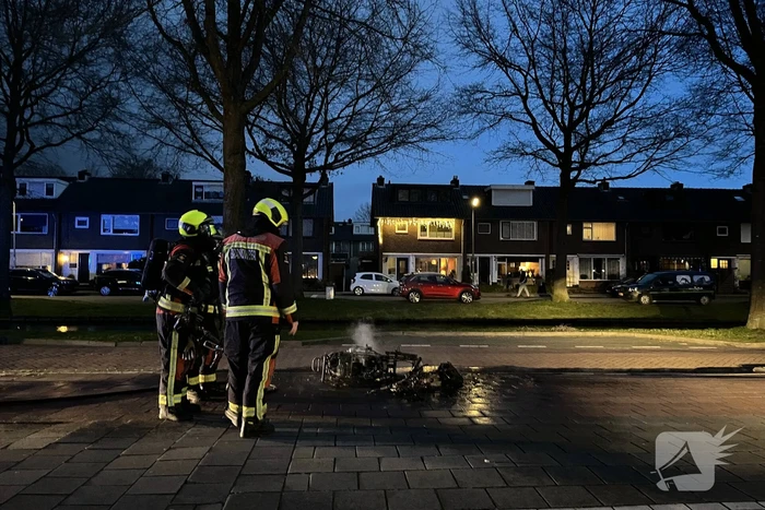 Scooter brandt volledig uit in woonwijk