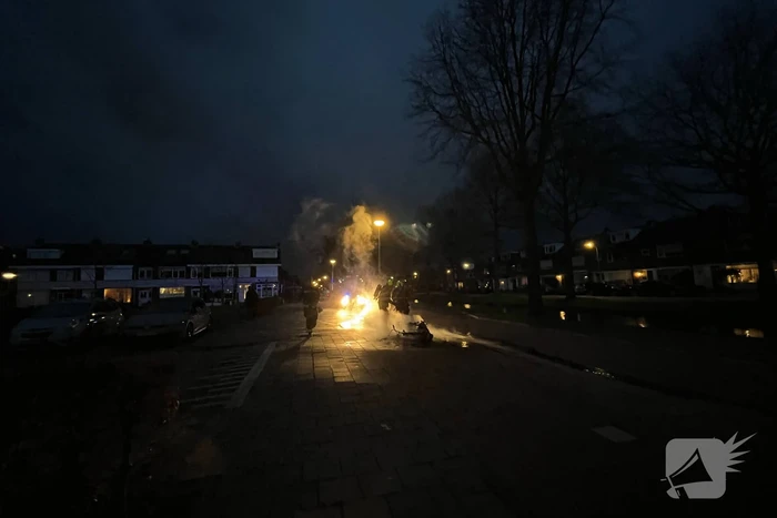Scooter brandt volledig uit in woonwijk