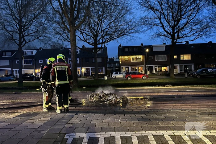 Scooter brandt volledig uit in woonwijk