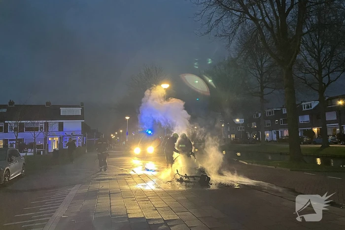 Scooter brandt volledig uit in woonwijk