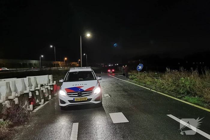 Auto belandt in weiland vol water door navigatie