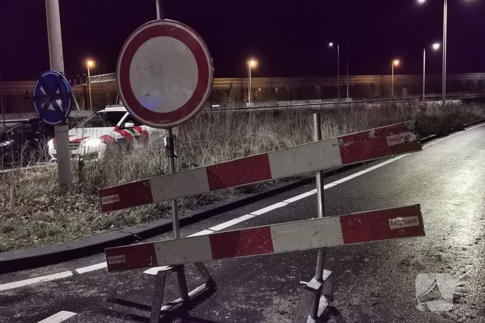 Auto belandt in weiland vol water door navigatie