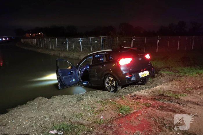 Auto belandt in weiland vol water door navigatie