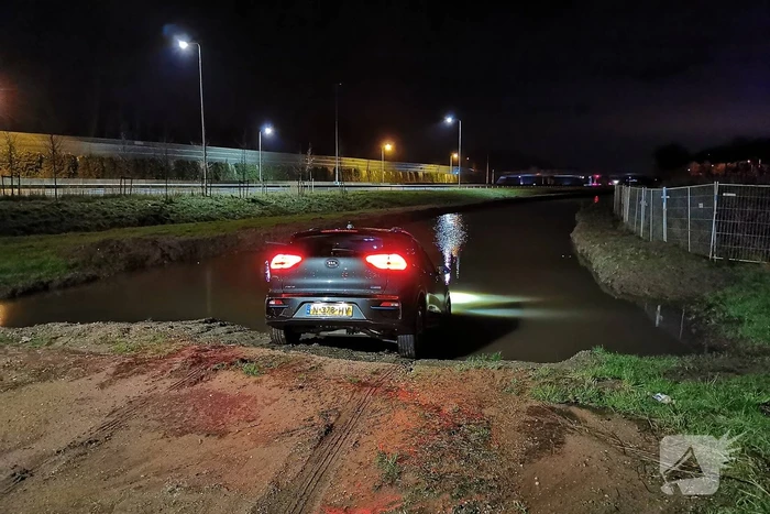 Auto belandt in weiland vol water door navigatie