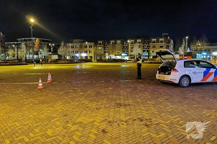 Voetganger aangereden door auto, automobilist rijdt door