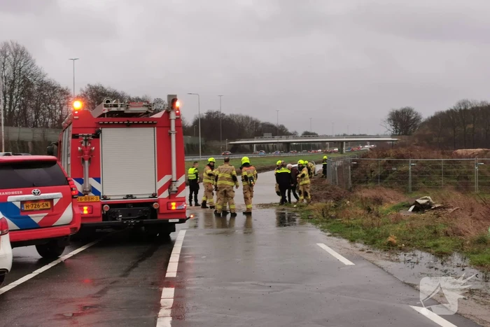 Opnieuw belandt auto in zeiknat weiland door navigatie