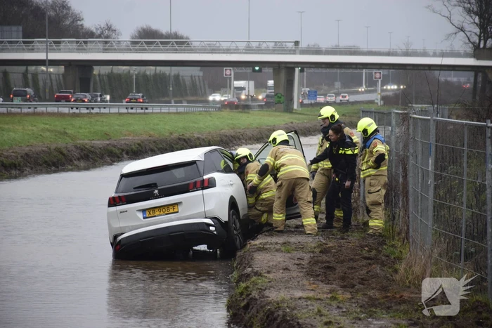 Opnieuw belandt auto in zeiknat weiland door navigatie