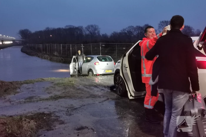 Tweede auto in uur tijd op zeiknat weiland