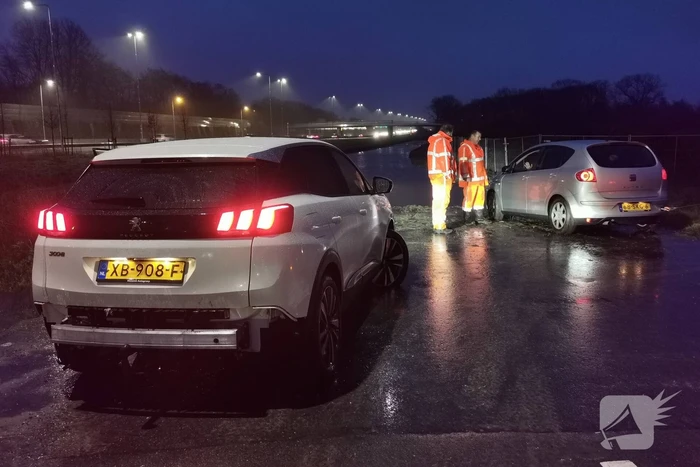Tweede auto in uur tijd op zeiknat weiland