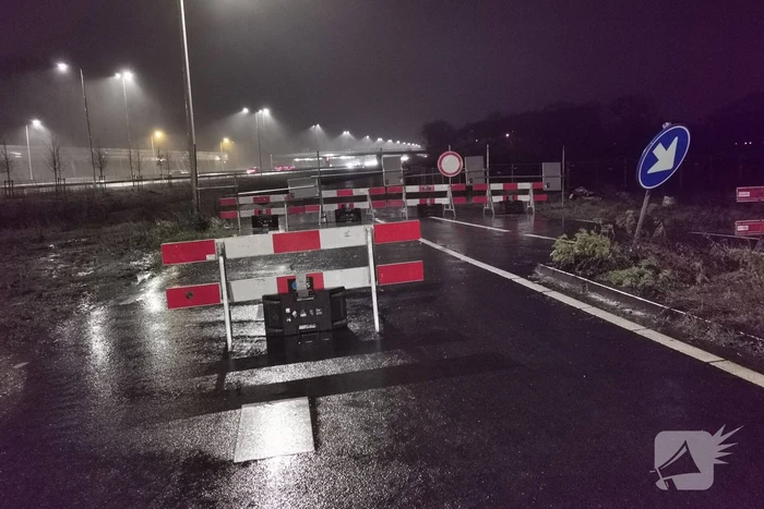 Tweede auto in uur tijd op zeiknat weiland