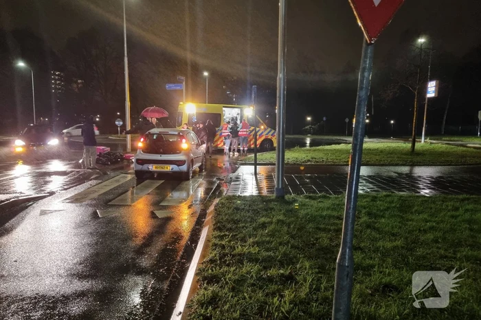 Fietser gaat onderuit en komt onder auto