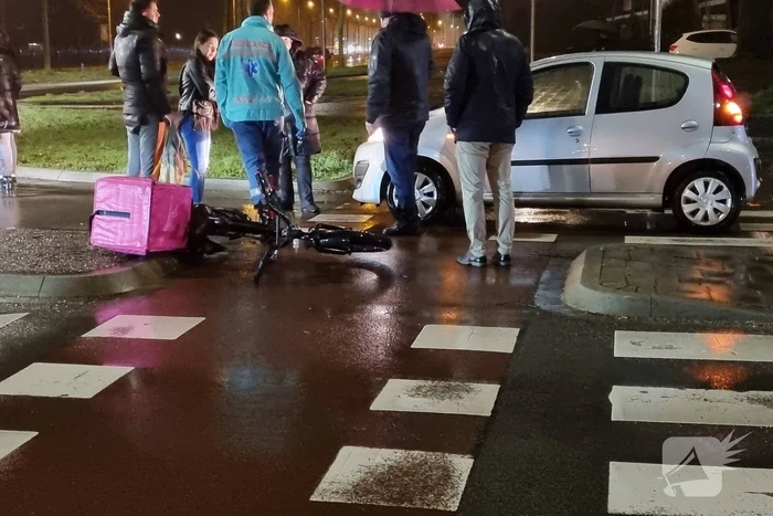 Fietser gaat onderuit en komt onder auto