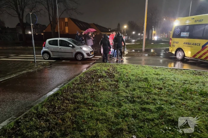 Fietser gaat onderuit en komt onder auto