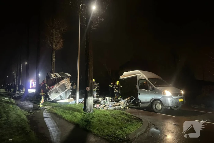 Bestelbus breekt doormidden bij ernstig ongeval