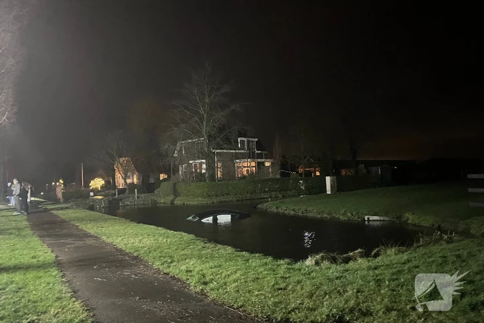 Bestelbus breekt doormidden bij ernstig ongeval